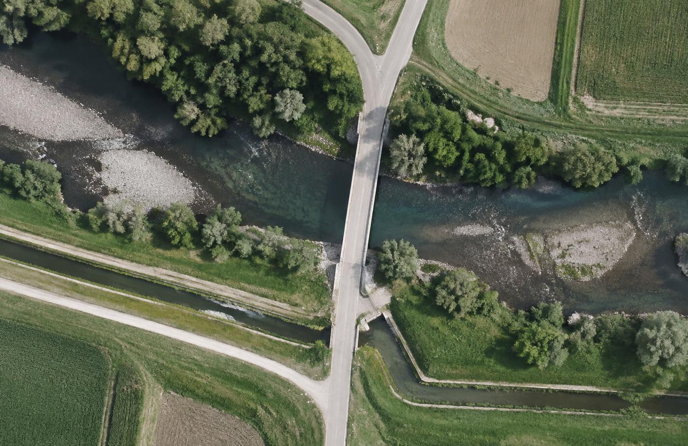 Senkrechte Luftaufnahme eines Fluss- und Entwässerungskorridors